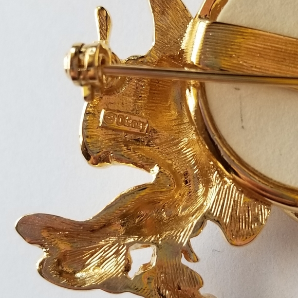 ❗Vintage 2000s Disney Mickey Mouse Gold Picture Holder Pin❗ - Picture 2 of 3